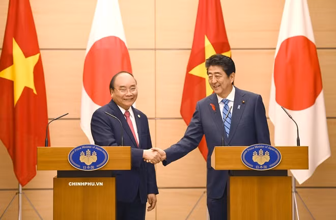 PM Phuc and his Japanese counterpart Shinzo Abe.