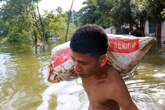 As Bui river’s water level is constantly rising, threatening life of local people in two communes of the Chuong My district, namely Tan Tien and Nam Phuong Tien communes. As Bui river’s water level is constantly rising, threatening life of local people in two communes of the Chuong My district, namely Tan Tien and Nam Phuong Tien communes.