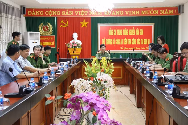 Deputy Minister Nguyen Van Son works with Ngoc Ly Prison ảnh 2