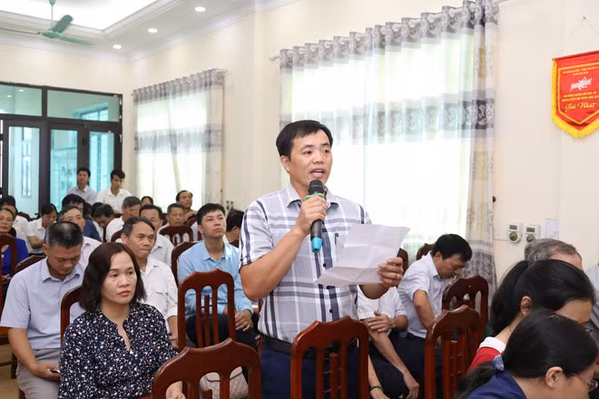 Voters of Thang Loi Commnue (Van Giang District) discuss at the meeting.