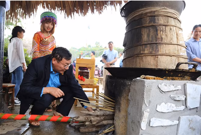 In the sunny weather at the top of Fansipan Mountain, visitors enjoy unforgettable experience with the freshly baking spring fish, corn wine and vibrant summer feeling.