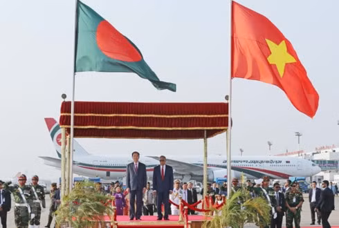 Vietnamese President Tran Dai Quang and his Bangladeshi counterpart Mohammad Abdul Hamid at the welcome ceremony.