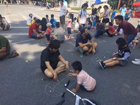 People of all ages love playing Mandarin Square Capturing.