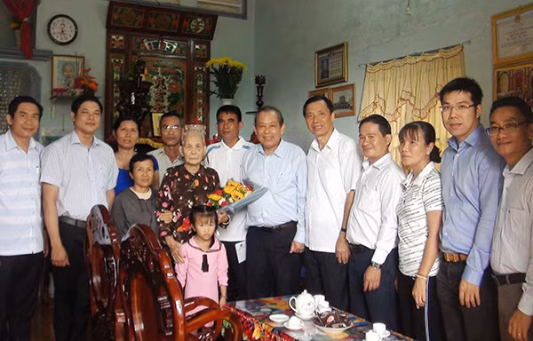 Deputy Prime Minister Truong Hoa Binh visits Vietnamese Heroic Mother in Long An.