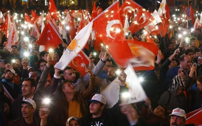 Supporters of Turkish President Tayyip Erdogan celebrate in Istanbul, Turkey April 16, 2017. REUTERS/Yagiz Karahan