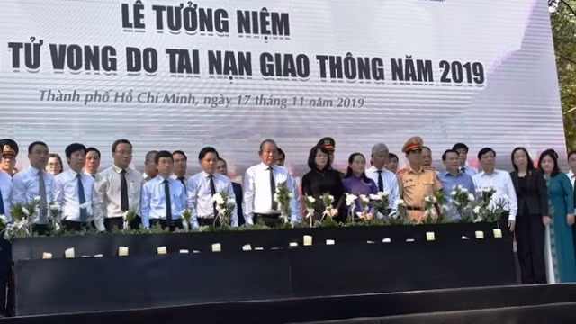 Delegates pay a minute of silence in memory of the victims.