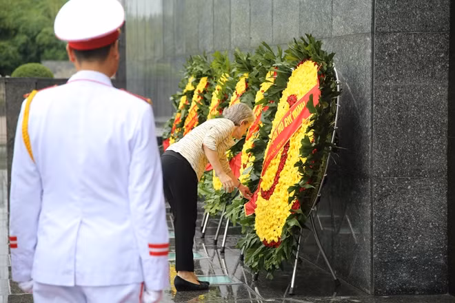 Ms. Irina Bokova lays the wreath at President Ho Chi Minh Mausoleum.