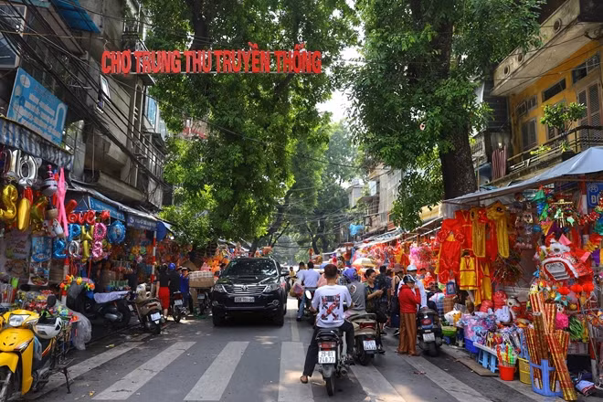 The Mid-Autumn Festival is celebrated on the 15th day of the eighth lunar month, falling on September 24 this year. From now, many people flock to Hang Ma Street to prepare for the festival.