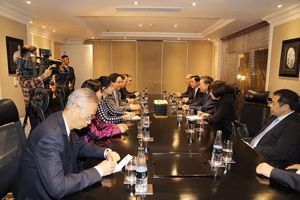 The two sides at the meeting.
