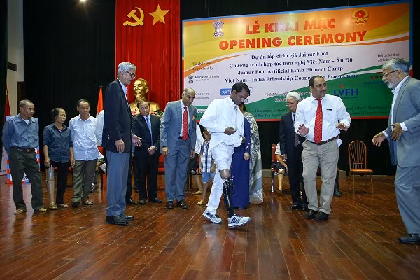 India provides rehabilitation services andprosthetic Jaipur Foot to 500 Vietnameses