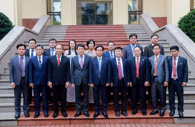 Major General Luong Tam Quang, Major General Sisavath Keomalavong and other delegates.