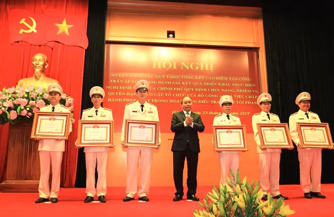 Prime Minister Nguyen Xuan Phuc awarding outstanding individuals of the Public Security Forces.