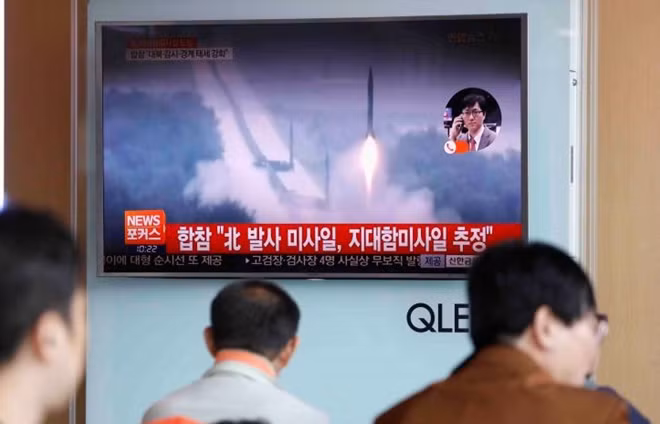 People watch a TV broadcast of a news report on North Korea firing what appeared to be several land-to-ship missiles off its east coast, at a railway station in Seoul, South Korea, June 8, 2017. REUTERS/Kim Hong-Ji