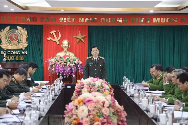 Deputy Minister Nguyen Van Son speaks at the meeting.
