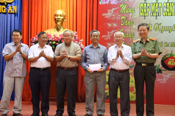 Minister To Lam and delegates at the event.