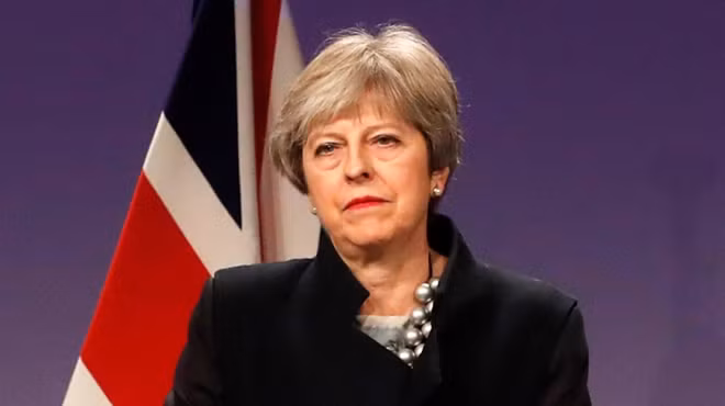 Challenged on all fronts, May faces pressure over Brexit law ảnh 1