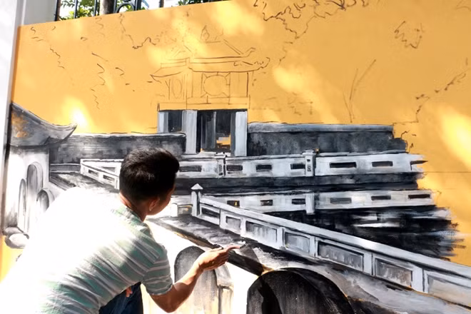 Phan Dinh Phung street brightens up with frescoes of old Hanoi ảnh 2