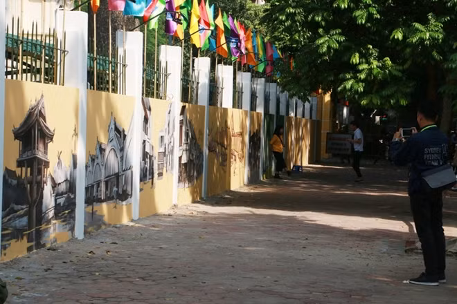 Phan Dinh Phung street brightens up with frescoes of old Hanoi ảnh 1