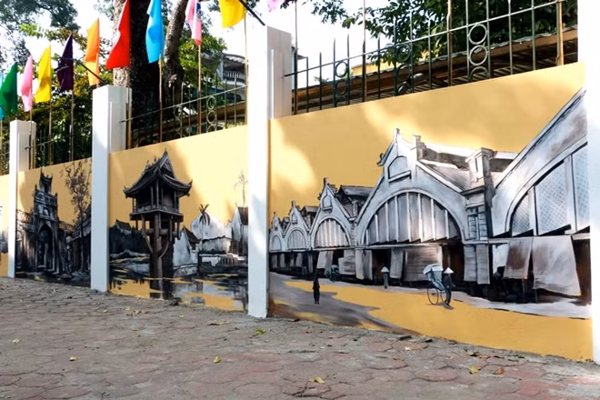 Phan Dinh Phung street brightens up with frescoes of old Hanoi ảnh 3