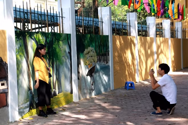 Phan Dinh Phung street brightens up with frescoes of old Hanoi ảnh 10