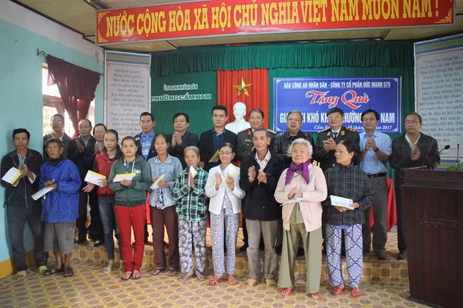 The mission of Public Security Newspaper with donors and people of Cam Nam ward, Hoi An city.