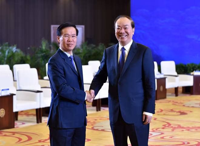 Politburo member, Secretary of the CPV Central Committee and head of the CPV Central Committee’s Information and Education Commission Vo Van Thuong (L) and Politburo member, Secretary of the CPC Central Committee’s Secretariat and head of the CPC Central Committee’s Publicity Department Huang Kunming at the theoretical workshop opened in Guiyang on July 21 (Photo: VNA) Politburo member, Secretary of the CPV Central Committee and head of the CPV Central Committee’s Information and Education Commission Vo Van Thuong (L) and Politburo member, Secretary of the CPC Central Committee’s Secretariat and head of the CPC Central Committee’s Publicity Department Huang Kunming at the theoretical workshop opened in Guiyang on July 21 (Photo: VNA)