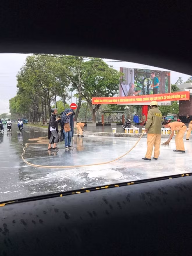 Traffic police helping driver to clean up the mess.