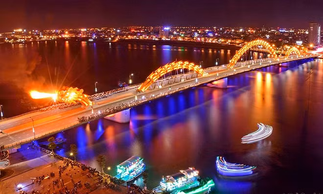 Dragon Bridge Breathes Fire in Da Nang 2014. Photo: VnExpress