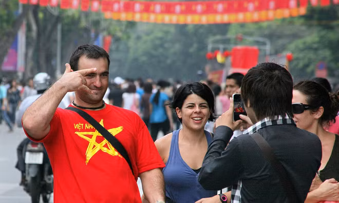 Foreign tourists in Hanoi. Photo: VnExpress