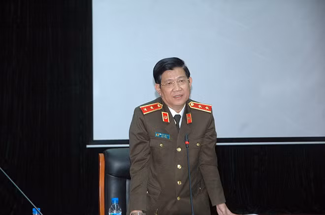 Lieutenant General Nguyen Van Son speaking at the meeting