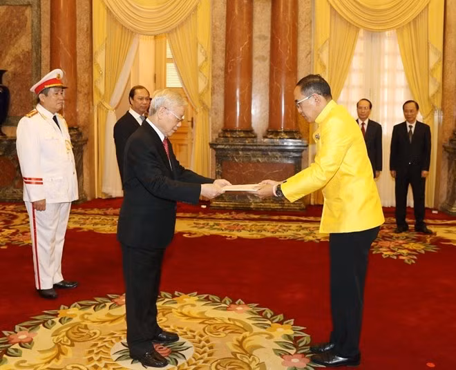 Party General Secretary and State President Nguyen Phu Trong (L) receives the credentials of Thai Ambassador Tanee Sangrat on August 7 (Photo: VNA)