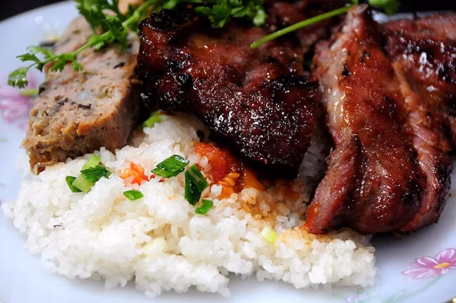 Fried eggs and chicken have become favorite pairings with broken rice. However, “com tam suon bi cha” (broken rice with pork chop, pig skin and egg meatloaf) is still the favorite oldtimer.