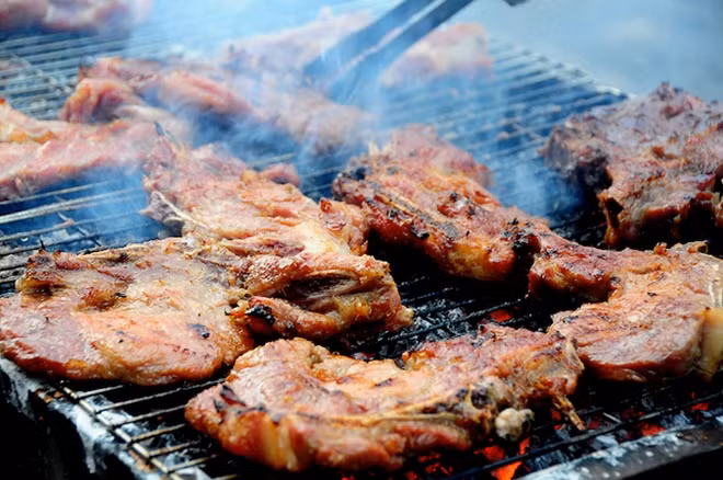 Traditionally a serving only consisted of rice, scallion oil garnish and shredded pork skin. The now-famous Vietnamese pork chop was only available in well-heeled families.