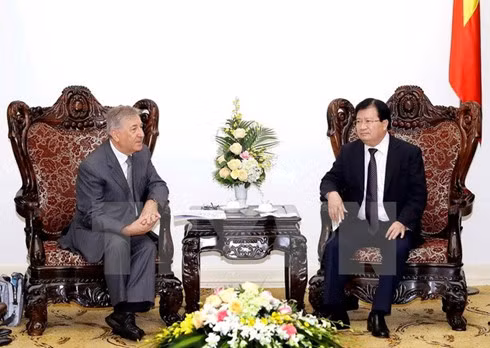 Deputy Prime Minister Trinh Dinh Dung (R) and European Commissioner for Environment Karmenu Vella