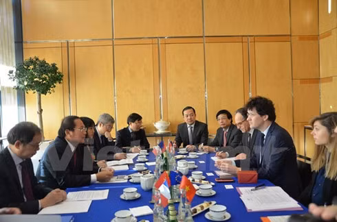 The two sides discussing within the meeting
