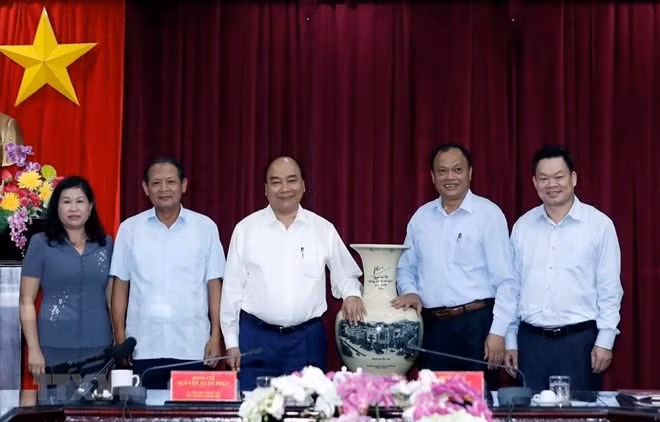 Prime Minister Nguyen Xuan Phuc (C) at the working session with delegates of Bac Kan province (Source: VNA)