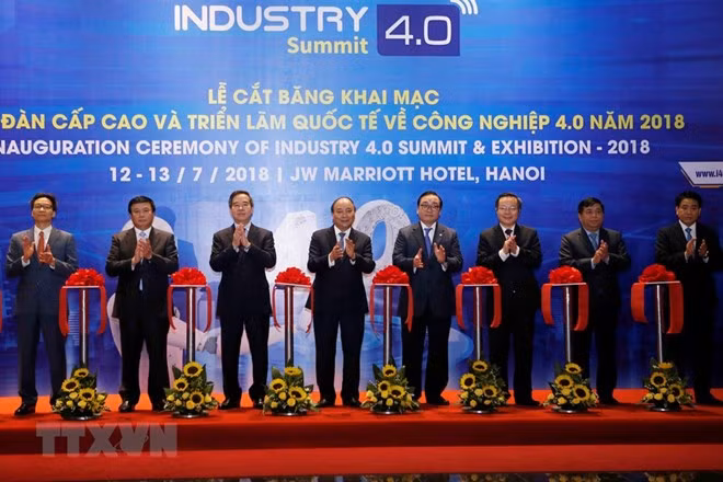 PM Nguyen Xuan Phuc (fourth from left) and other officials attend the inauguration ceremony of Industry 4.0 Summit and Expo 2018. Photo: VNA PM Nguyen Xuan Phuc (fourth from left) and other officials attend the inauguration ceremony of Industry 4.0 Summit and Expo 2018. Photo: VNA