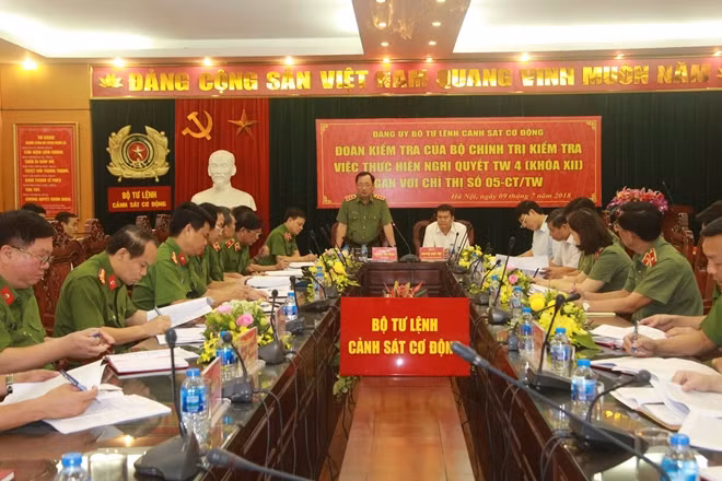 Senior Lieutenant General Nguyen Van Thanh speaking at the event.