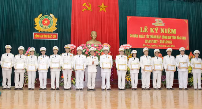 Major Lieutenant General Ma Van La presenting Certificates of Merit to outstanding individuals