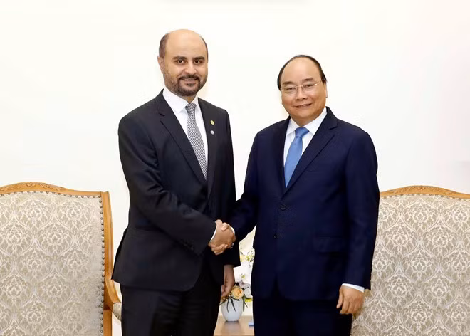 Prime Minister Nguyen Xuan Phuc (R) receives OFID Director General Abdulhamid Alkhalifa in Hanoi on August 27 (Photo: VNA)