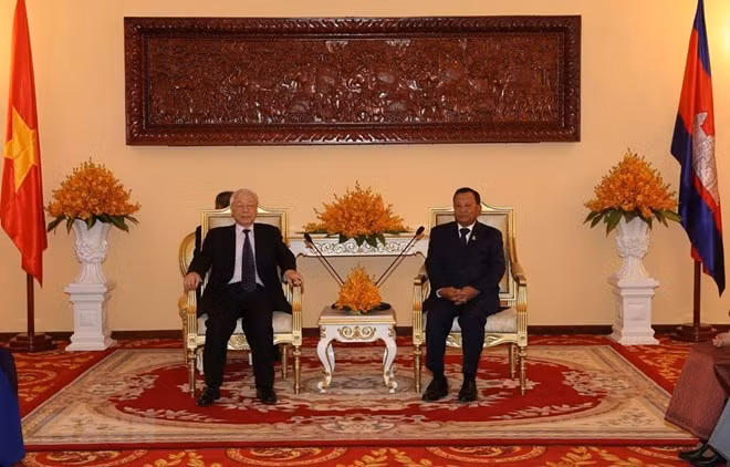 Party General Secretary and President Nguyen Phu Trong (L) meets with President of the Camdodian Senate Say Chhum (Source: VNA)