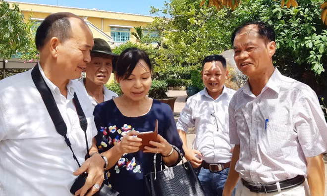 Mrs. Ngo Thi Khieu's husband is Major General Hoang Kien (first from the right), former Commander of the Army Sapper Force. He was famous for his project of turning arid soil into fertile and plantable one, and his idea to build dykes to prevent seawater and soil erosion and store fresh water for islands of the Truong Sa archipelago.