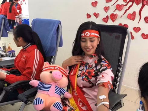 Miss Vietnam Tran Tieu Vy joins the voluntary blood donation campaign. (Photo: VNA)