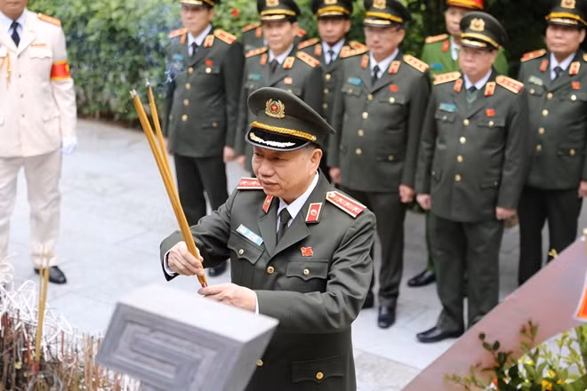 Senior Lieutenant General To Lam, member of the Politburo, Secretary of the Central Party Committee of Public Security, Minister of Public Security pays tribute to late President Ho Chi Minh.