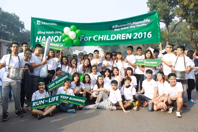 Youngsters taking photo with the organizer team after finished their runs. Some said this is a chance to improve their fitness, and also a joyful activity for the weekend after a hard working week. After all, they feel happy as they could share empathy with the needy children and contribute to society.