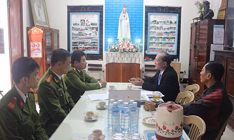 Phuoc Vinh Ward Police visiting parishioners Phuoc Vinh Ward Police visiting parishioners