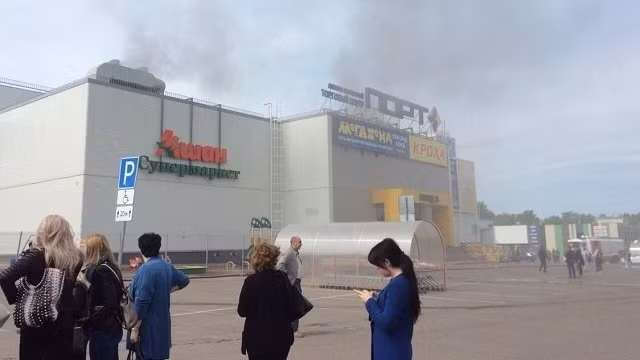 Smoke at the scene of the blaze at the Port Trade Centre in Russia’s Kazan city. (Photo: NDO)