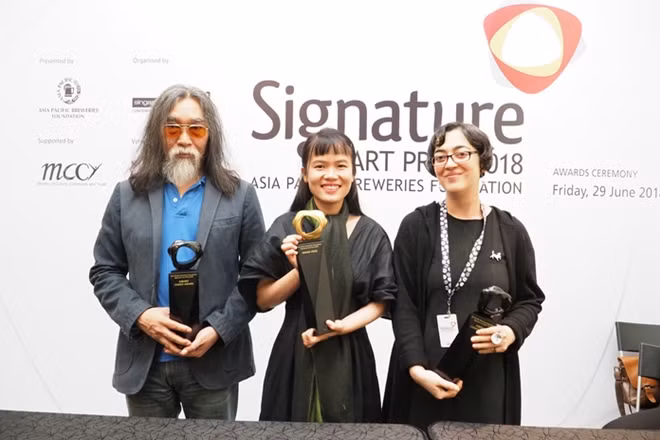 Phan Thao Nguyen (middle) is awarded the Grand prize at the 2018 Signature Art Prize in Singapore in this photo provided by the prize’s organizers.