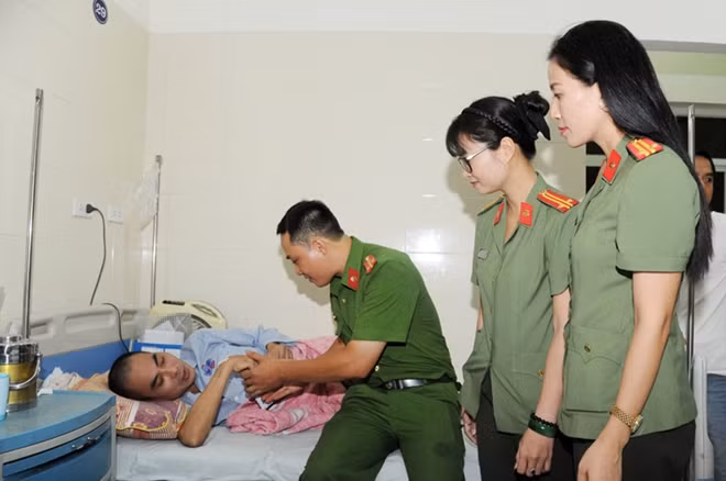 Besides cheerful music performances, the charitable music group also presents various gifts from kind donors to patients. Besides cheerful music performances, the charitable music group also presents various gifts from kind donors to patients.