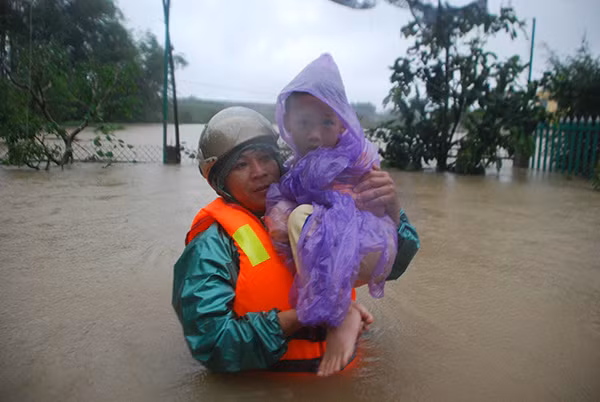 During rescue operations, police forces used variousvehicles to take hundreds of people to safe areas.